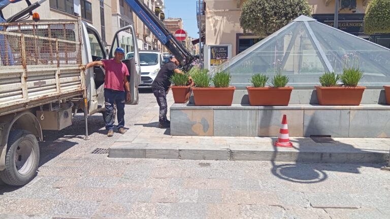 Marsala, danneggiate le fioriere di Piazza Matteotti… che vengono rimosse