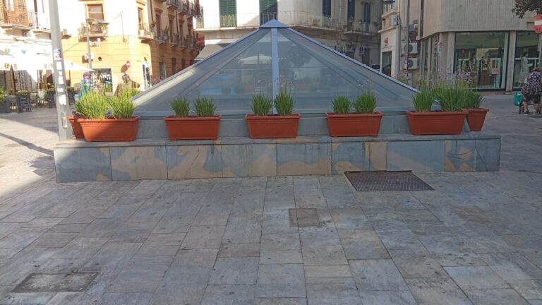 Marsala: via le panchine contro il bivacco, la maggioranza sbuffa e gli esercenti gioiscono