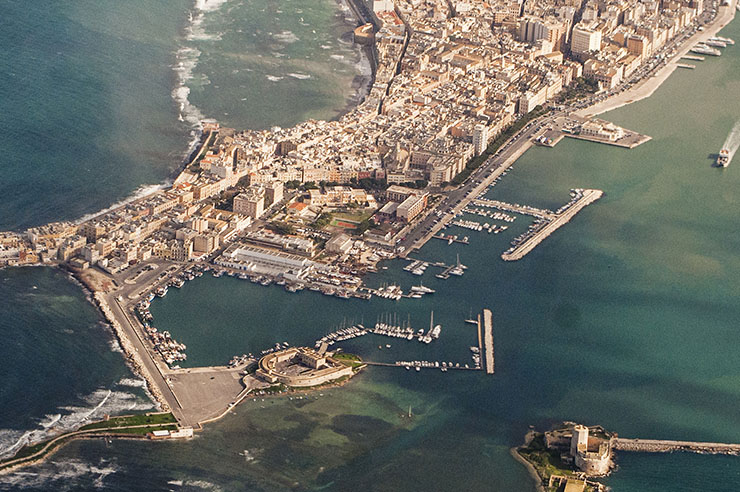 Ufficiali di bordo morti sulla nave Amisos attraccata a Trapani, indagini in corso