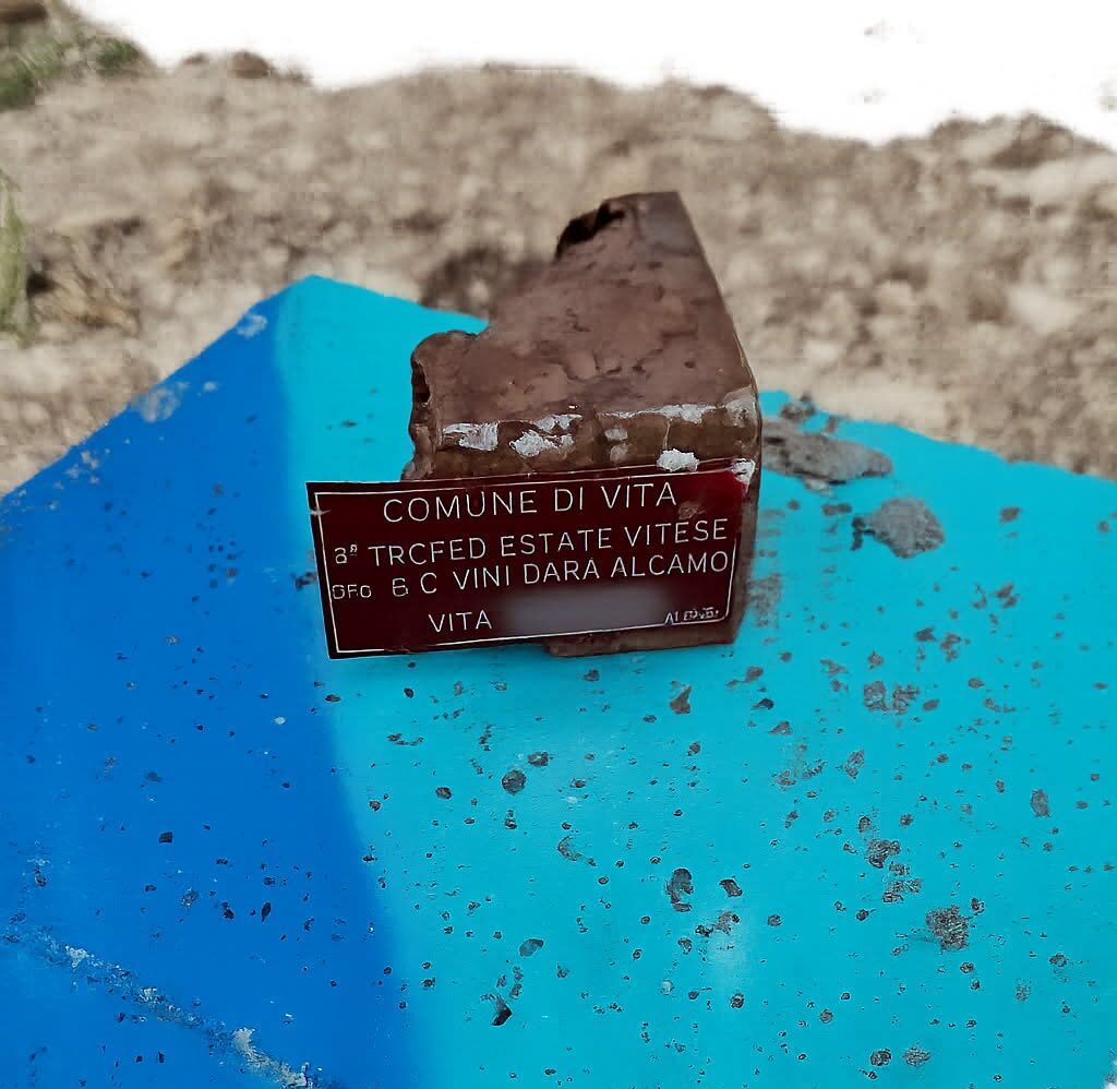 Un trofeo dimenticato sulla spiaggia di Marausa: i ricordi diventano rifiuti