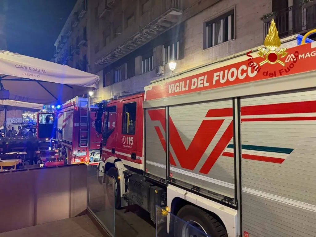 Incendio in un palazzo di via Maqueda a Palermo, stabile evacuato e alcuni intossicati