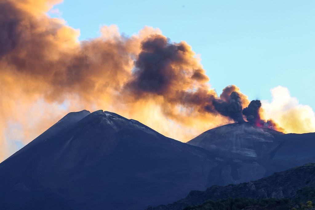 Attività eruttiva e cenere dall’Etna, voli sospesi a Catania fino alle 8 del 14 agosto