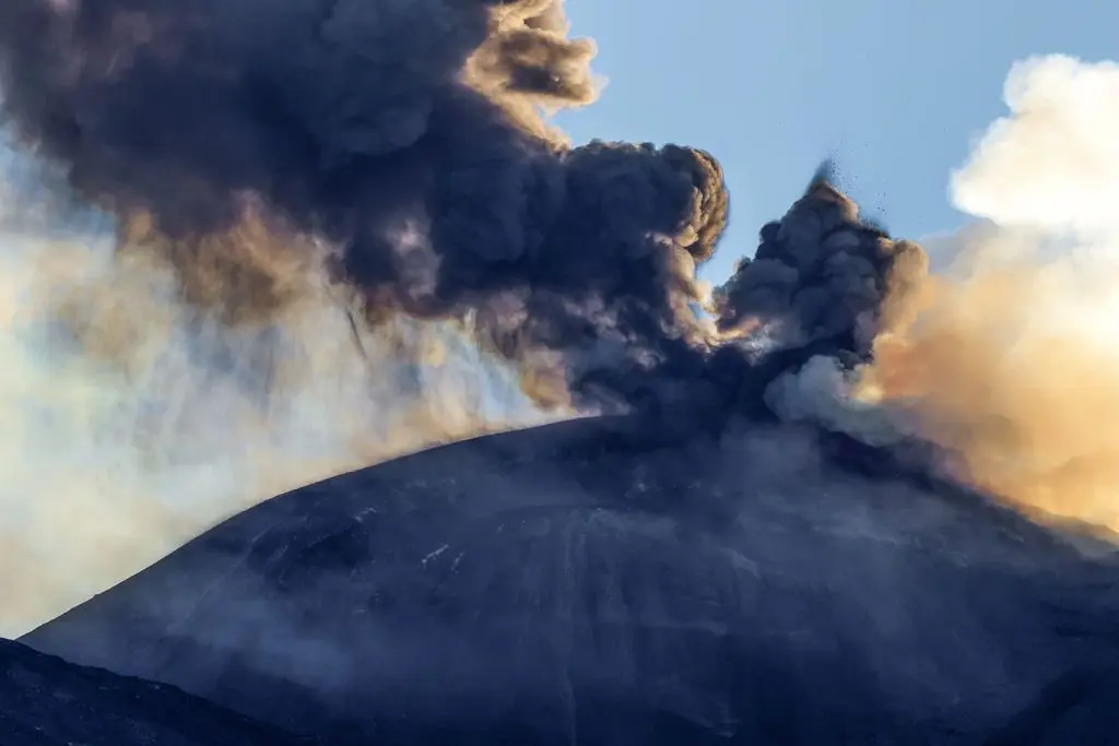 Attività eruttiva e cenere vulcanica dell’Etna, stop ai voli in arrivo a Catania fino alle 17