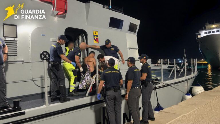 Imbarcazione a fuoco a 25 miglia dalle coste di Marsala, la Guardia di Finanza soccorre un 40enne