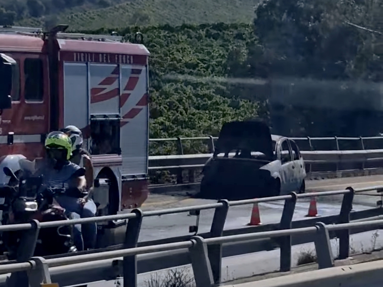 <strong>Auto in fiamme sulla A29, paura all’uscita della galleria di Segesta</strong>