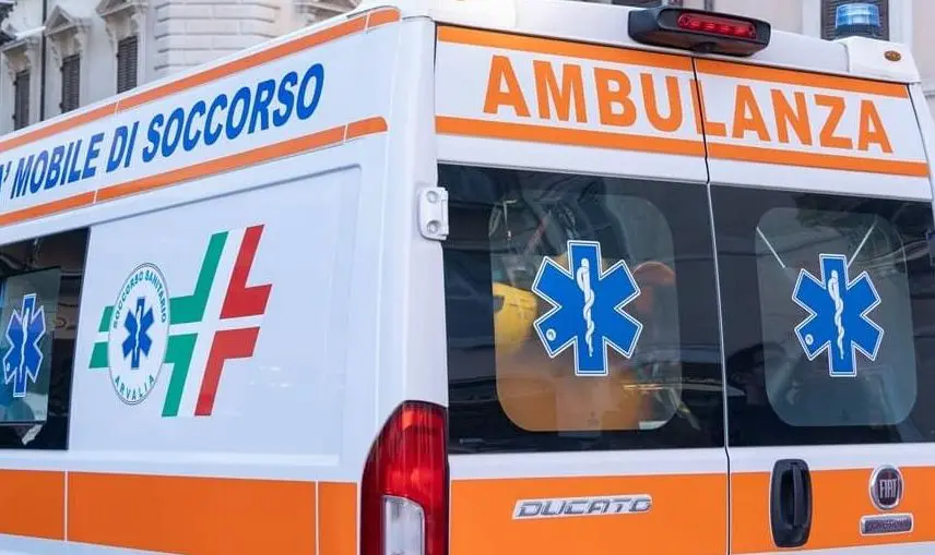 Palermo, braccio fuori dal finestrino si incastra in una ringhiera del tram: una 56enne perde l’arto