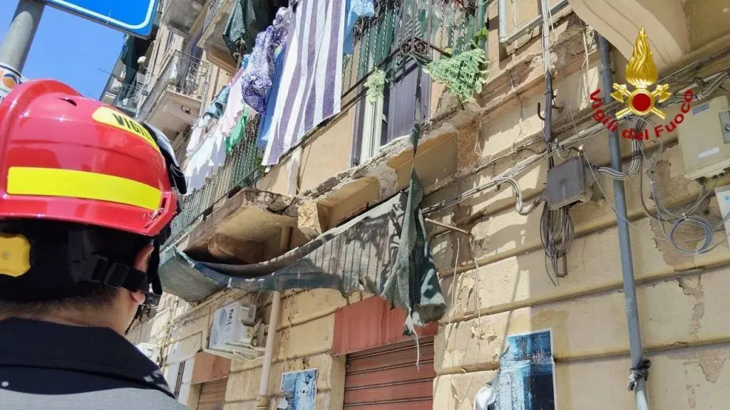 Crolla un balcone a Palermo, grave una donna di 56 anni