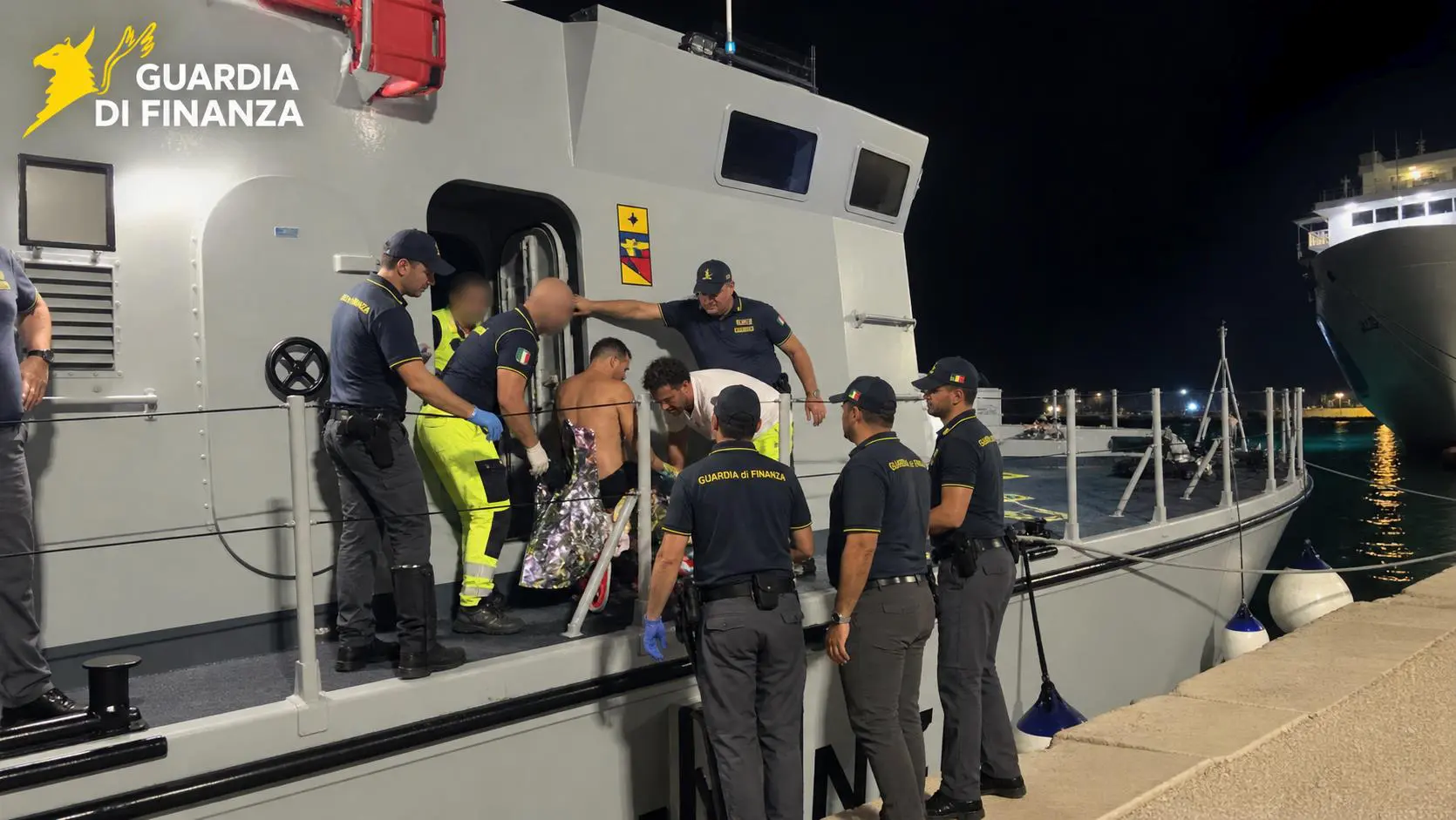 Barca distrutta da un incendio al largo di Marsala, la Guardia di Finanza salva un uomo / Video