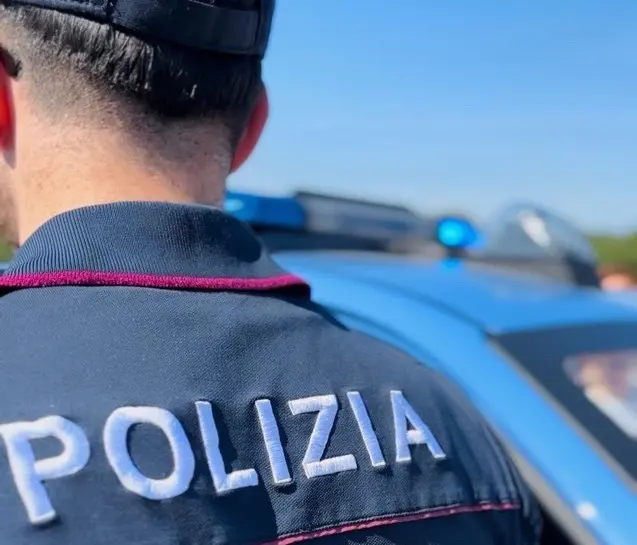 Minaccia il nipote di 9 anni con un coltello e ferisce la compagna, arrestato un uomo di 36 anni a Catania