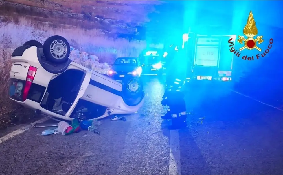 Auto si ribalta nel Ragusano, in ospedale una donna e i suoi tre figli