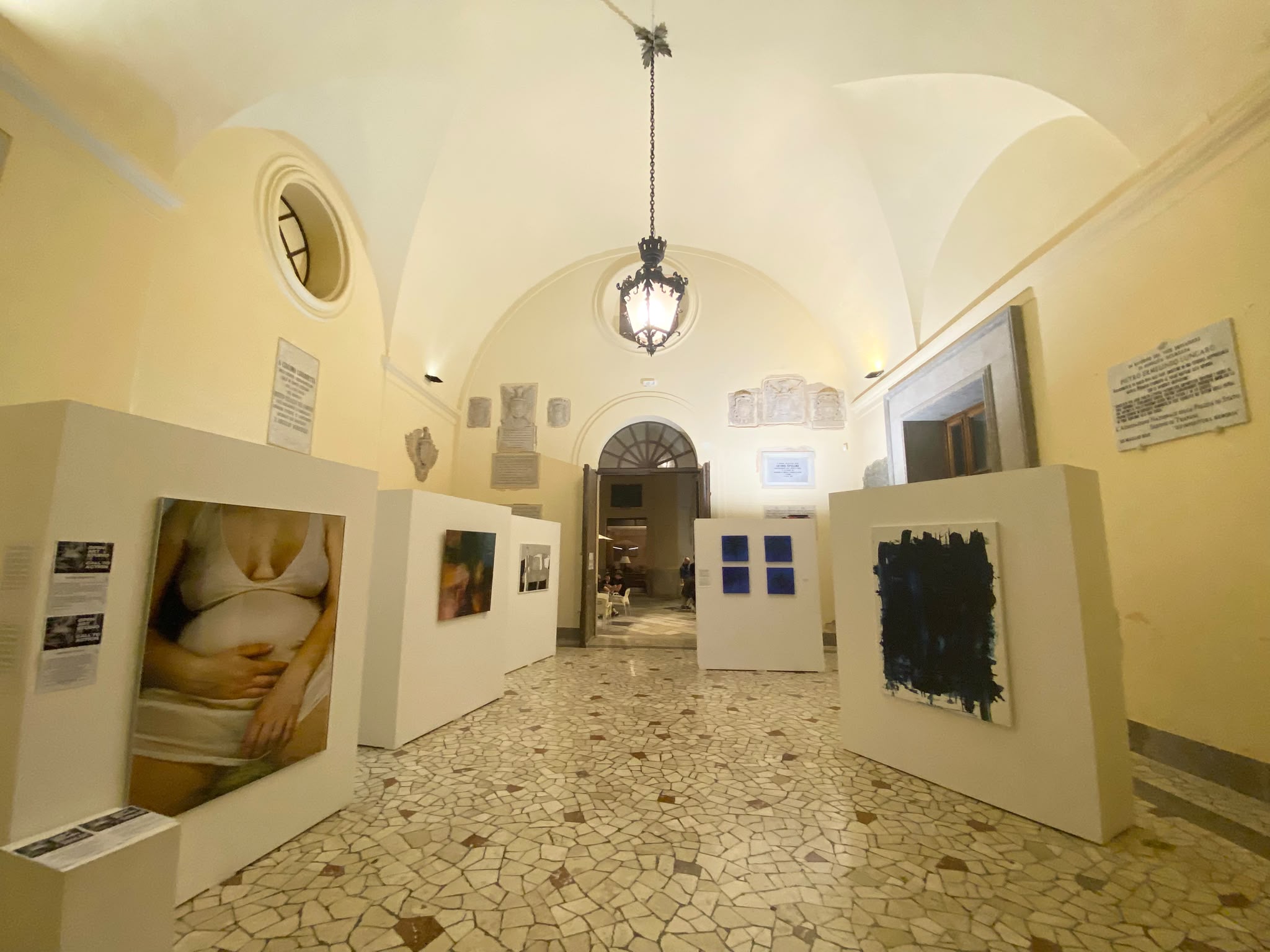 “IM PERFETTO”, a Trapani l’arte contemporanea riflette sul valore dell’imperfezione
