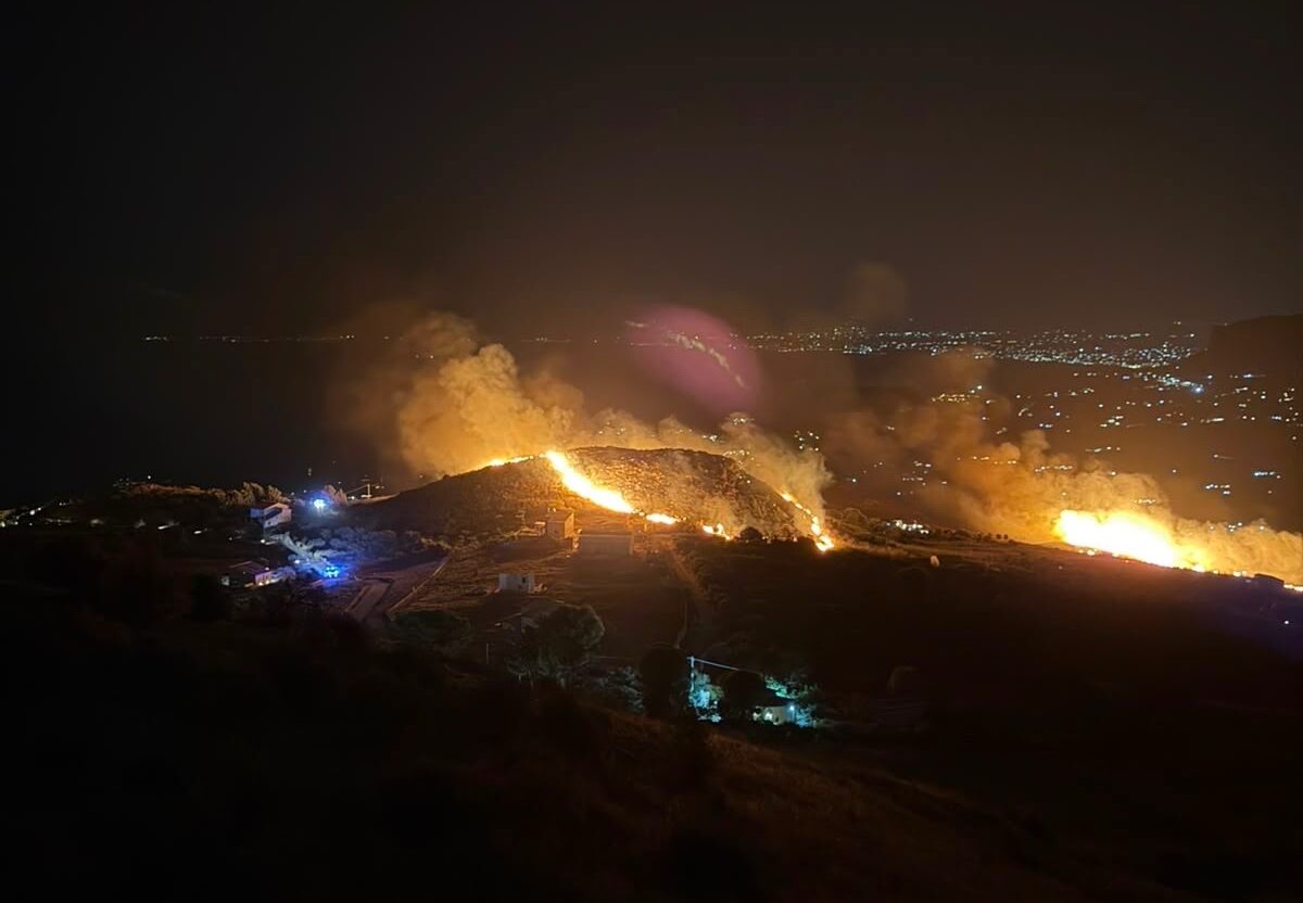 Incendio a Scopello, evacuate alcune abitazioni
