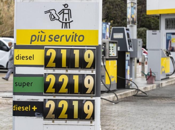 Carburanti, i tagli alle accise durano pochi giorni: prezzi di nuovo in salita
