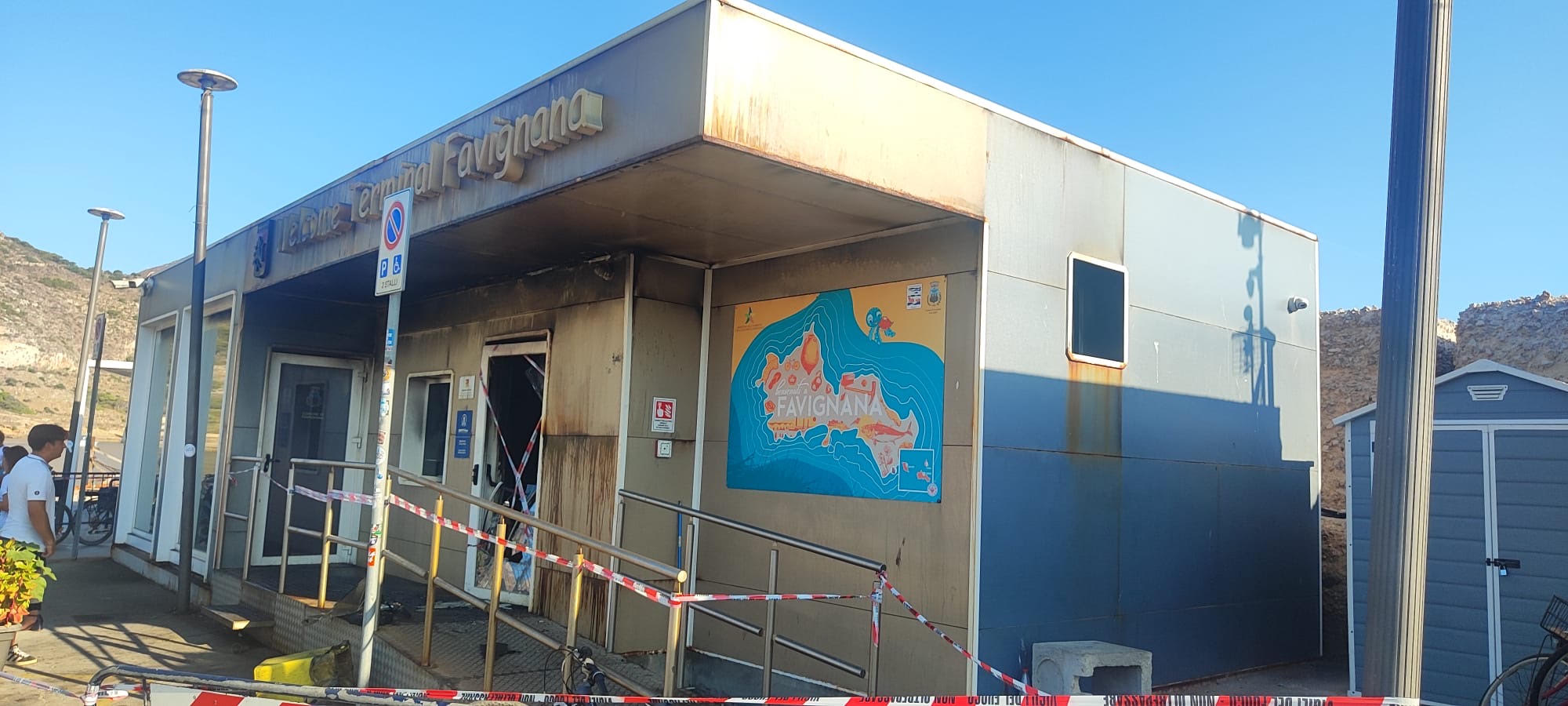 Favignana, a fuoco il Welcome Terminal