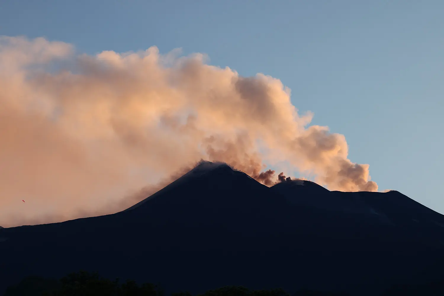 Etna in eruzione, stop agli arrivi all’aeroporto di Catania sino alle ore 16