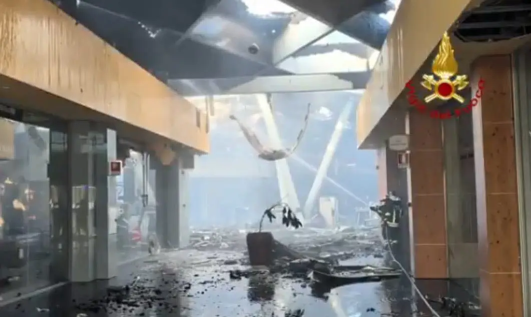 Incendio al centro commerciale Conca d’Oro di Palermo, avviate le indagini. I vigili del fuoco spengono gli ultimi focolai / Video