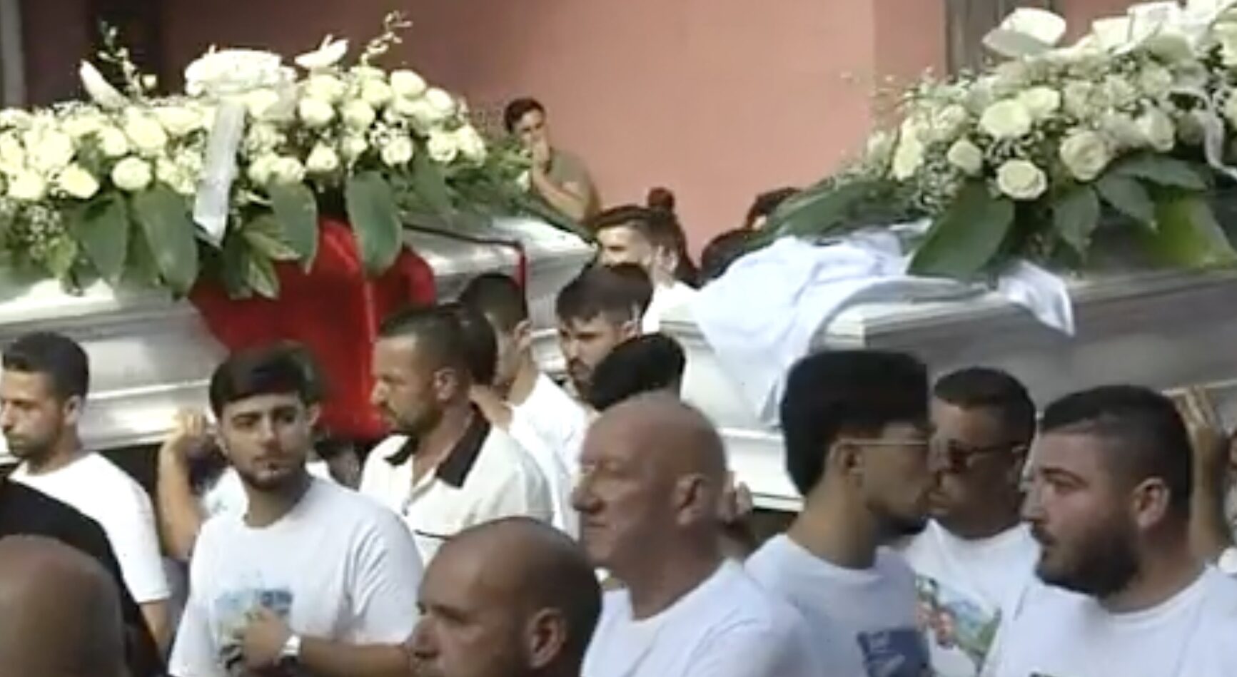 Belmonte Mezzagno si ferma per Giuseppe e Karol: migliaia di persone ai funerali