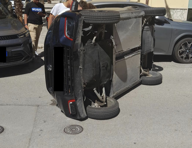 Marsala: minicar non dà la precedenza e si ribalta, tanta paura