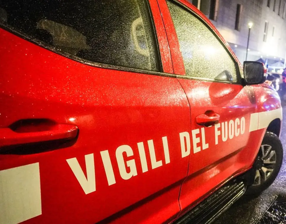 Un incendio divampa nella zona industriale di Termini Imerese, danneggiati un tir e 27 auto