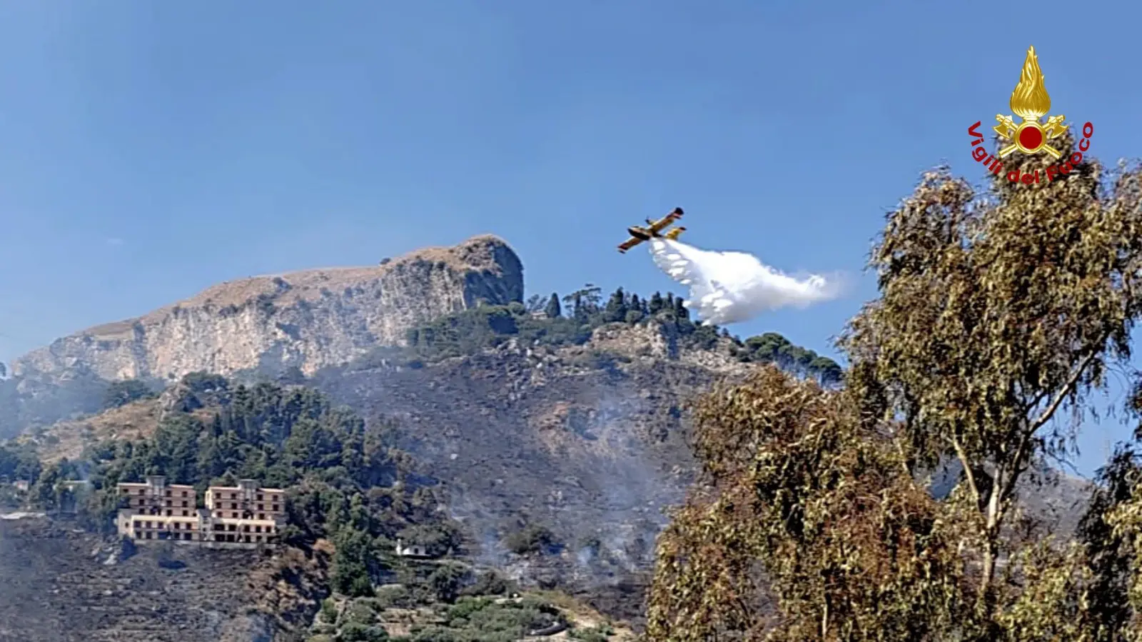 Giornata di superlavoro nel Messinese sul fronte incendi, impegnati Canadair ed elicotteri