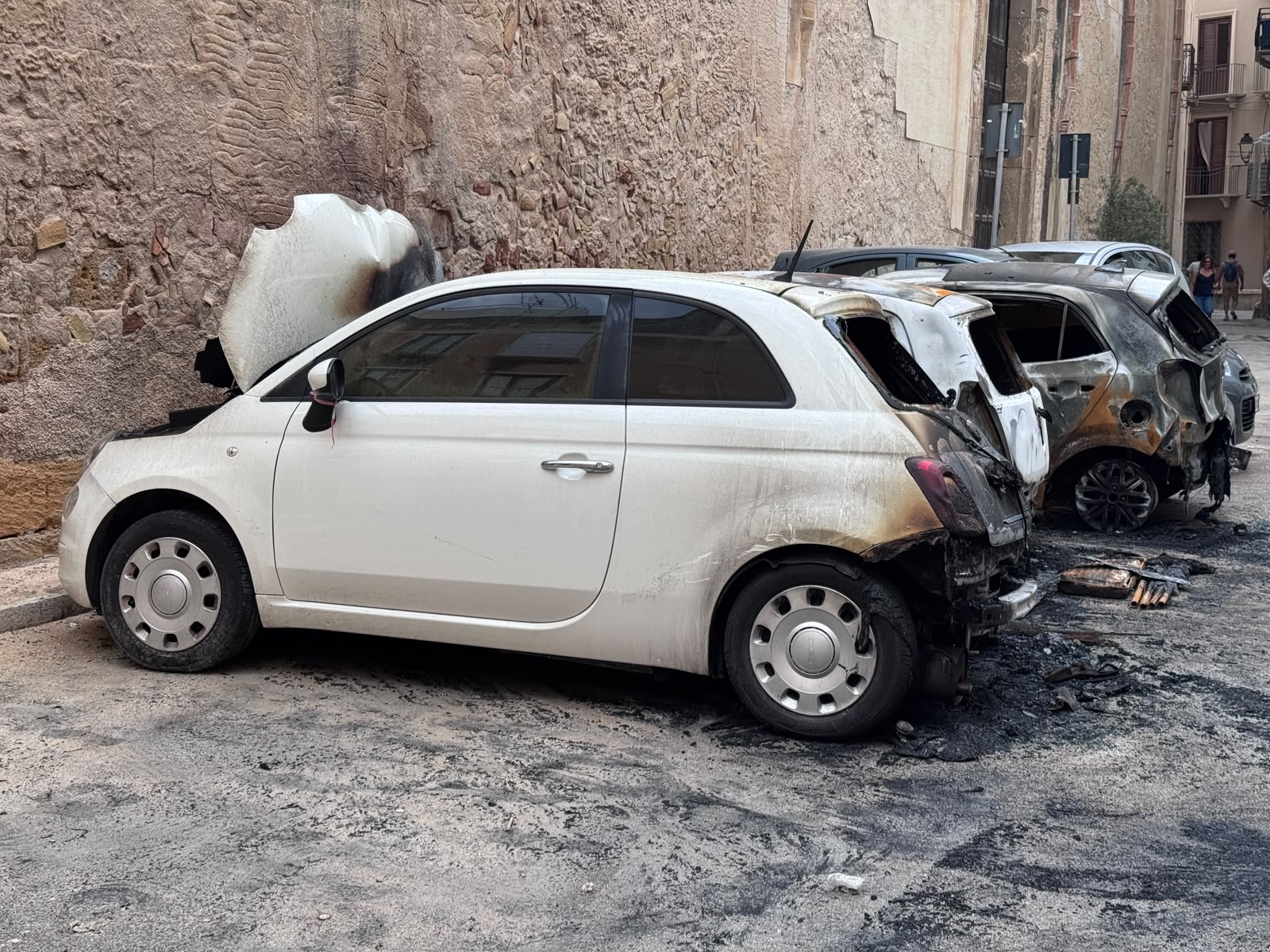 Trapani, tre auto distrutte dalle fiamme all’alba: scattano le indagini￼