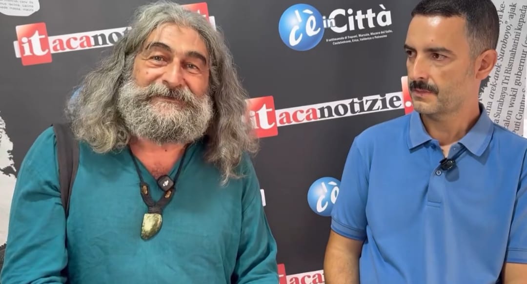 Salvatore Inguì tra maschere, statue, immagini e racconti alla rassegna “Il Mare Colore dei Libri” – VIDEO