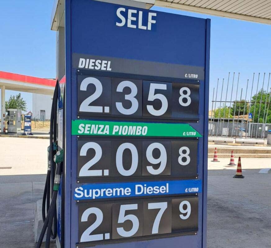 Carburanti, allarme scorte e fermo degli autotrasportatori: il 30% di sconto non basta