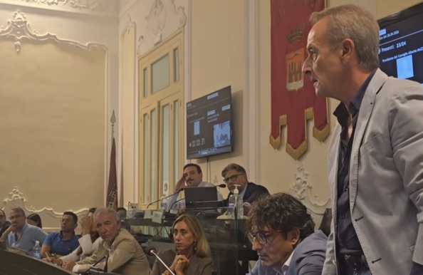 Trapani, la denuncia della Giunta al Consiglio: “Stallo sul PEF, a rischio rifiuti e posti di lavoro”