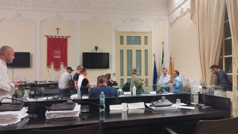 Trapani, sindaco e maggioranza occupano l’Aula consiliare