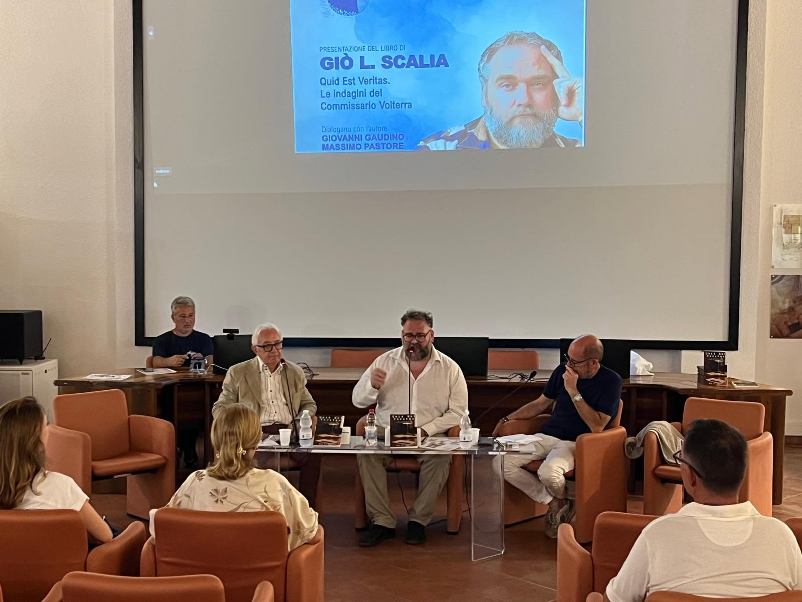 “Il Mare colore dei libri” si tinge di giallo con il Commissario Volterra di Giò L. Scalìa. VIDEO