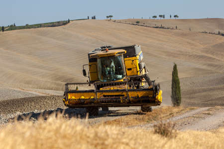 Vendemmia di sangue tra Alcamo e Monreale, un morto e un ferito in una mietitrice