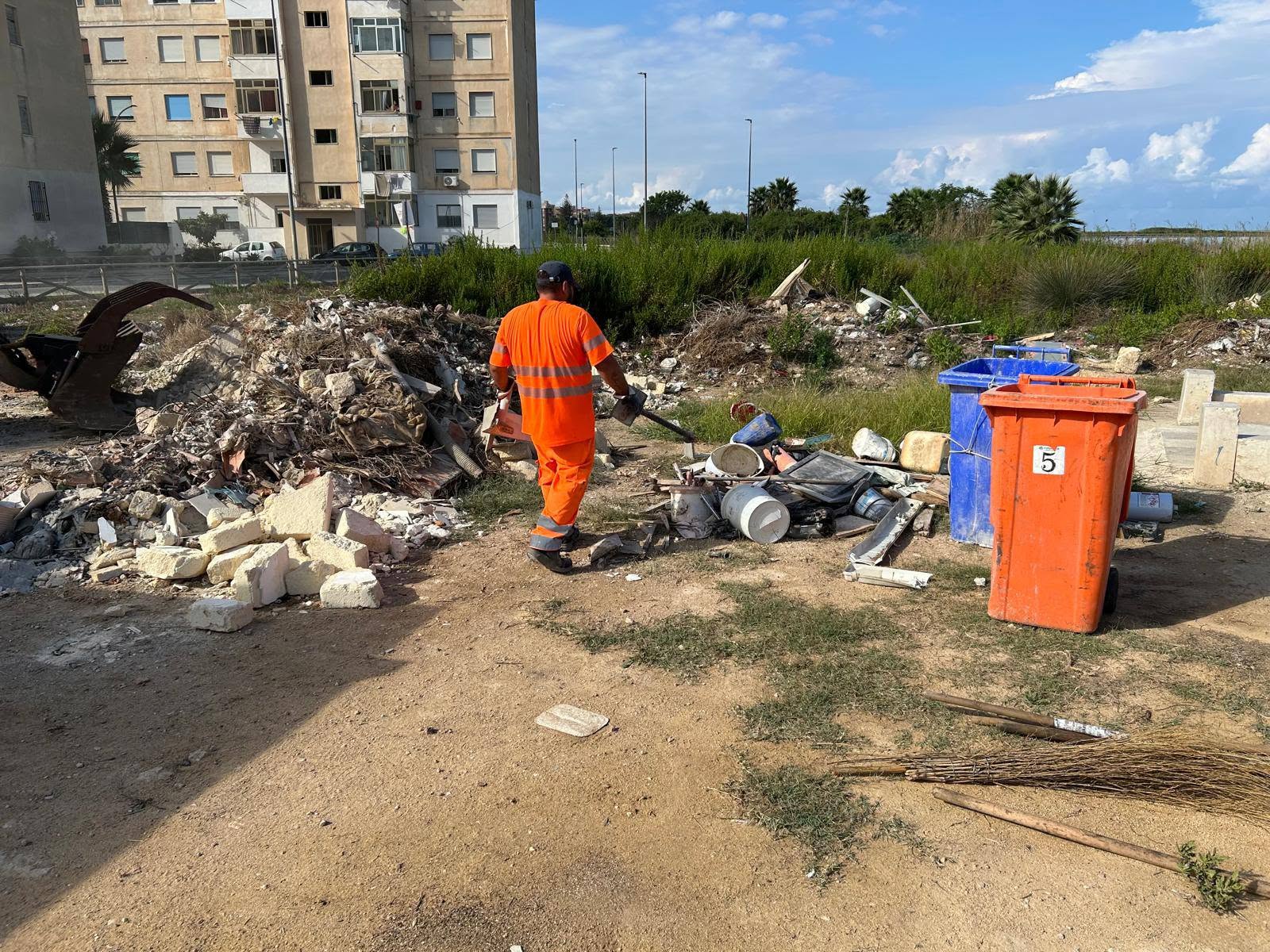 Marsala: una rete ambientalista ripulisce la litoranea di Sappusi