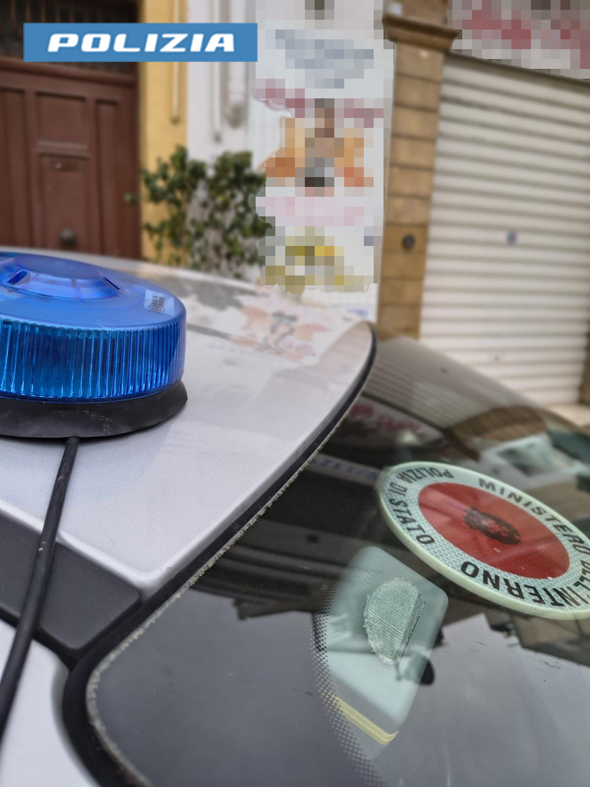 Vettura della Polizia nella fotografia pubblicata da Itaca Notizie