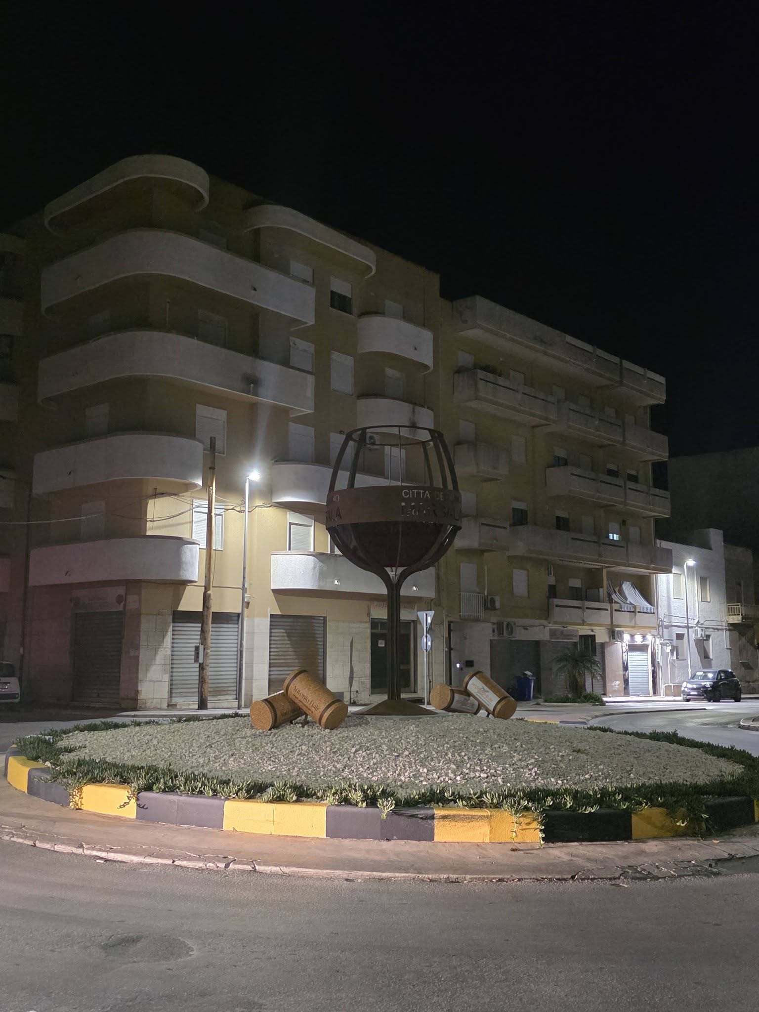 Marsala, vandalizzato il Calice della rotonda: distrutti gli impianti