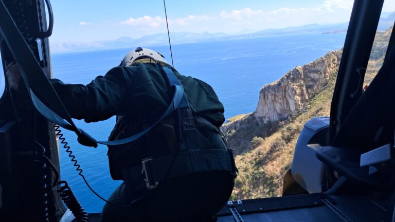 Si fa male durante un’escursione allo Zingaro, militari dell’Aeronautica soccorrono una 28enne