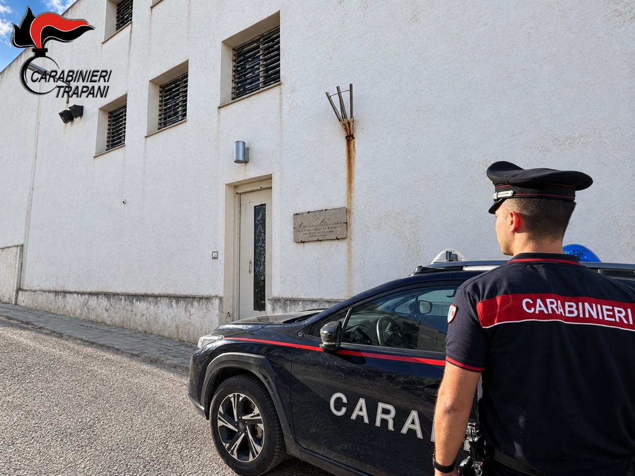 Estorcevano denaro tramite cellulari dal Carcere di Favignana: quattro arrestati