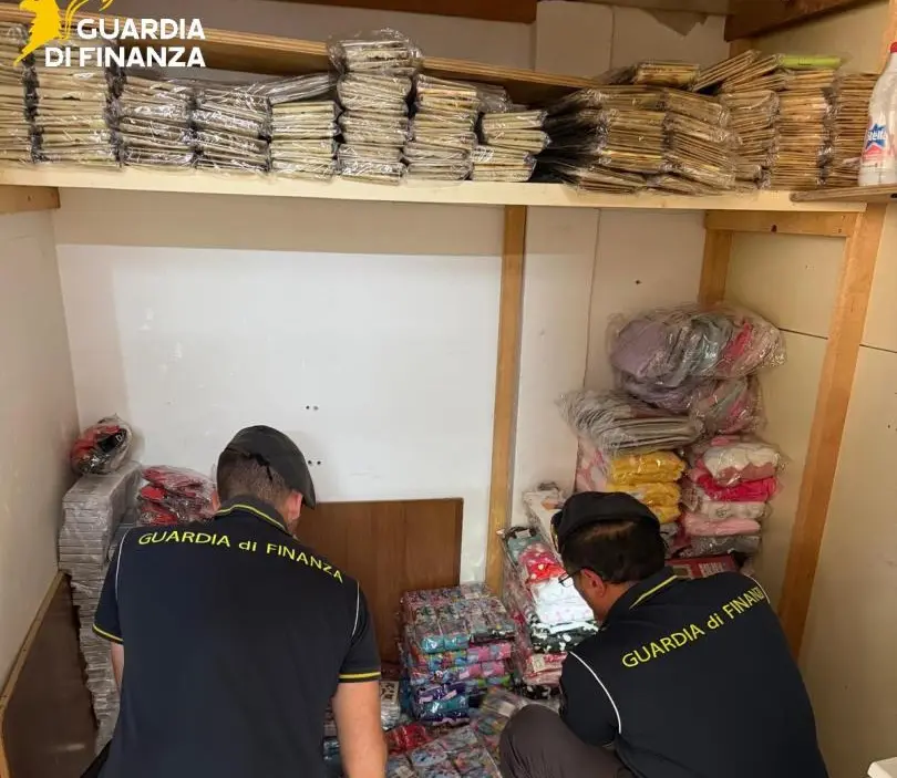 Sequestrati oltre 6.700 articoli contraffatti nel Catanese, una denuncia