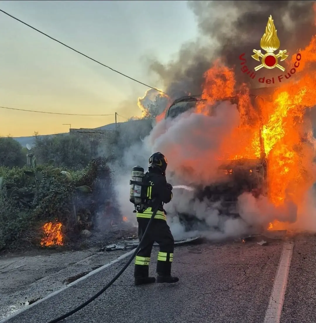 Si incendia un autocarro sulla SS 115, fiamme domate dai Vigili del Fuoco: nessun ferito