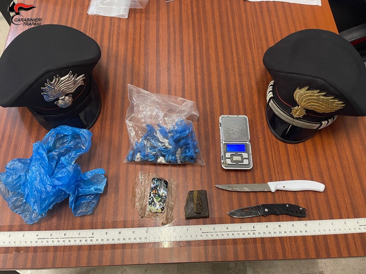 Confezionava droga ai domiciliari, arrestato trapanese