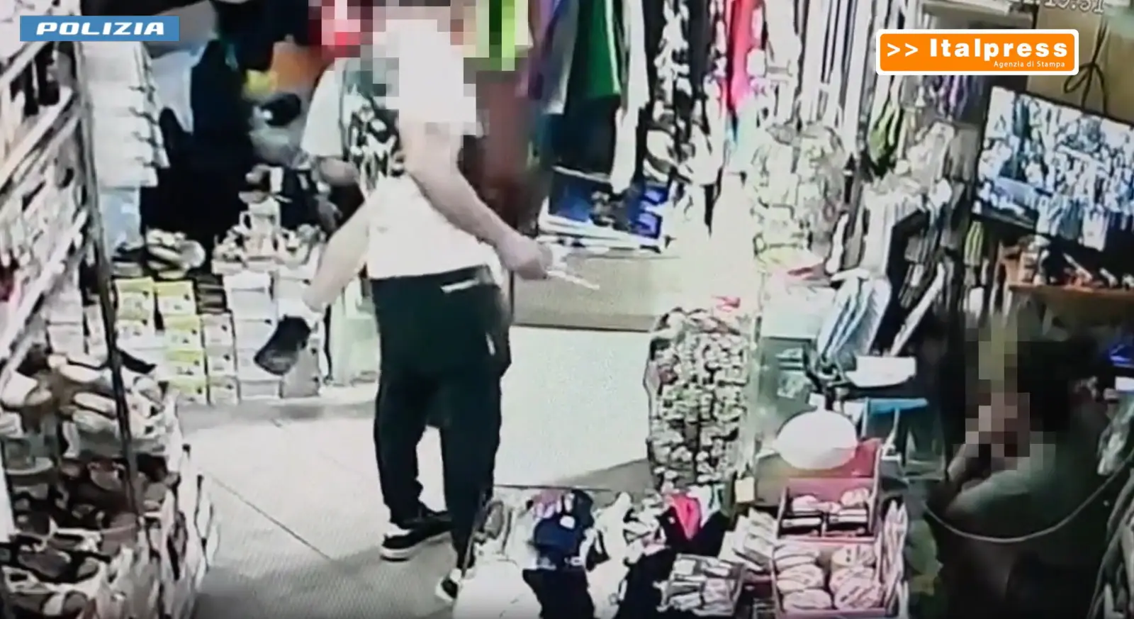 Rapina un negozio armato di coltello, arrestato un 37enne / Video
