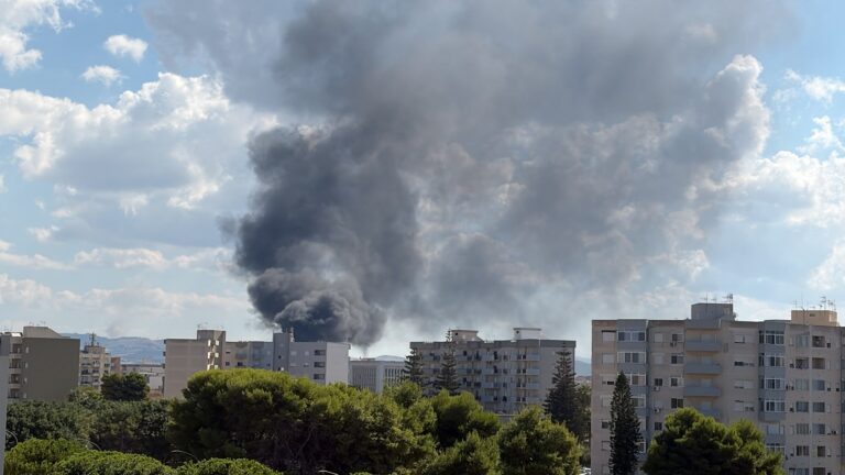 Trapani: incendio in via Platone, apprensione tra i residenti VIDEO