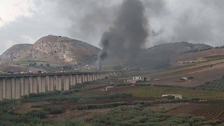 A29, camion in fiamme sul viadotto: traffico bloccato verso Trapani