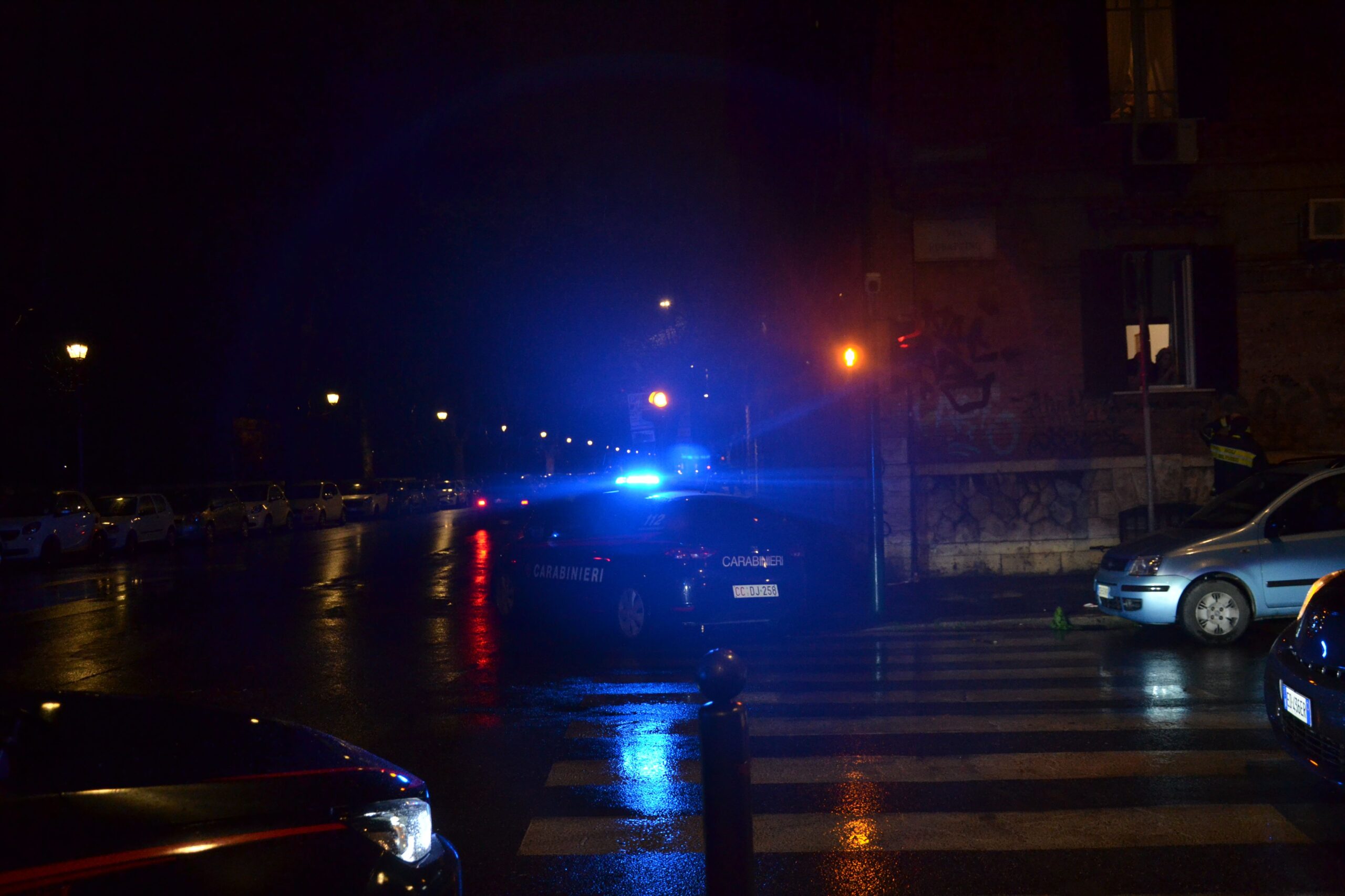 La paura non si ferma a Strasatti: dopo il pestaggio, fiamme e ‘strani’ appelli sui social