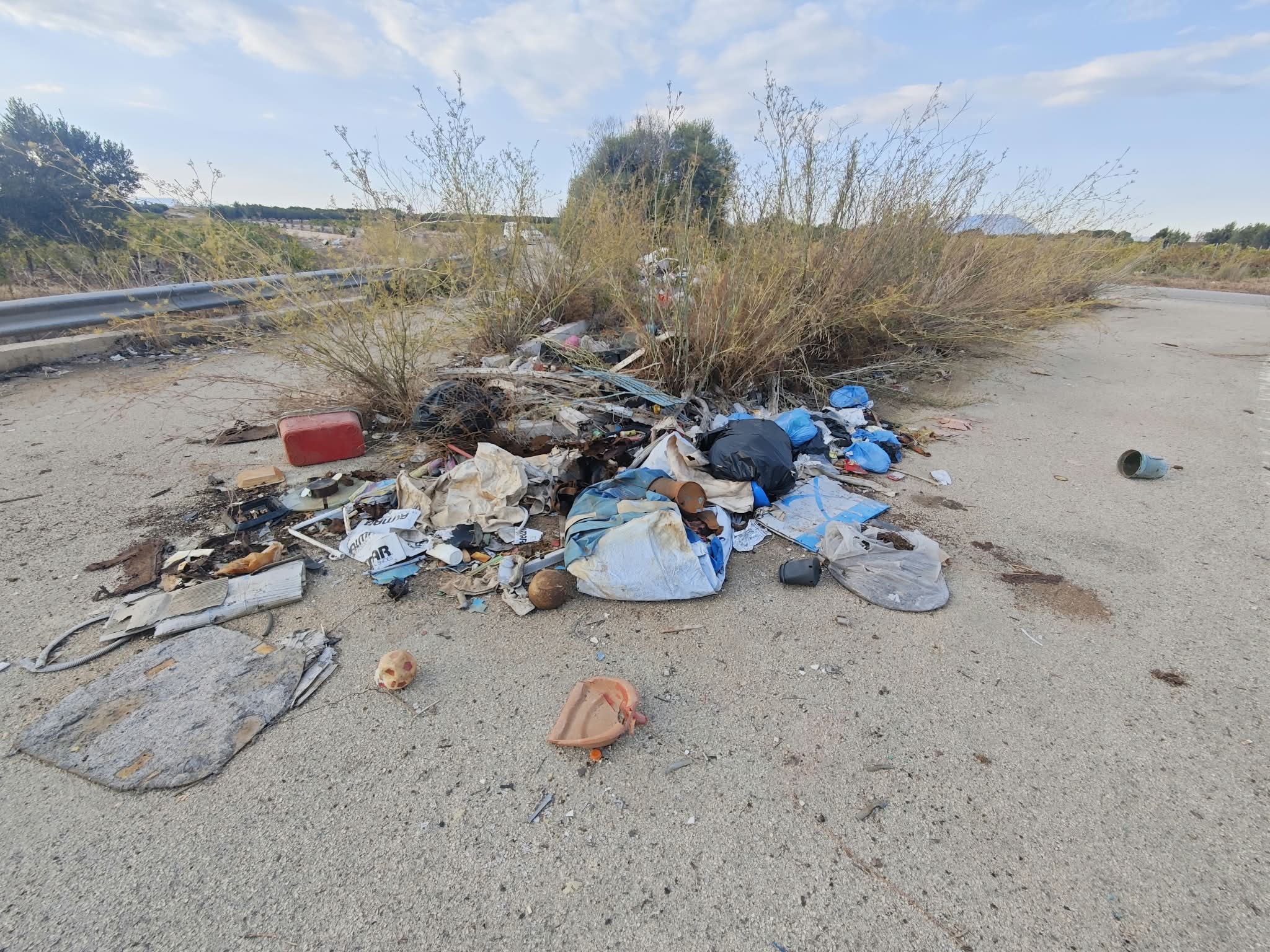 Marsala, il nuovo cimitero di Cutusio abbandonato tra rifiuti e vandalismi