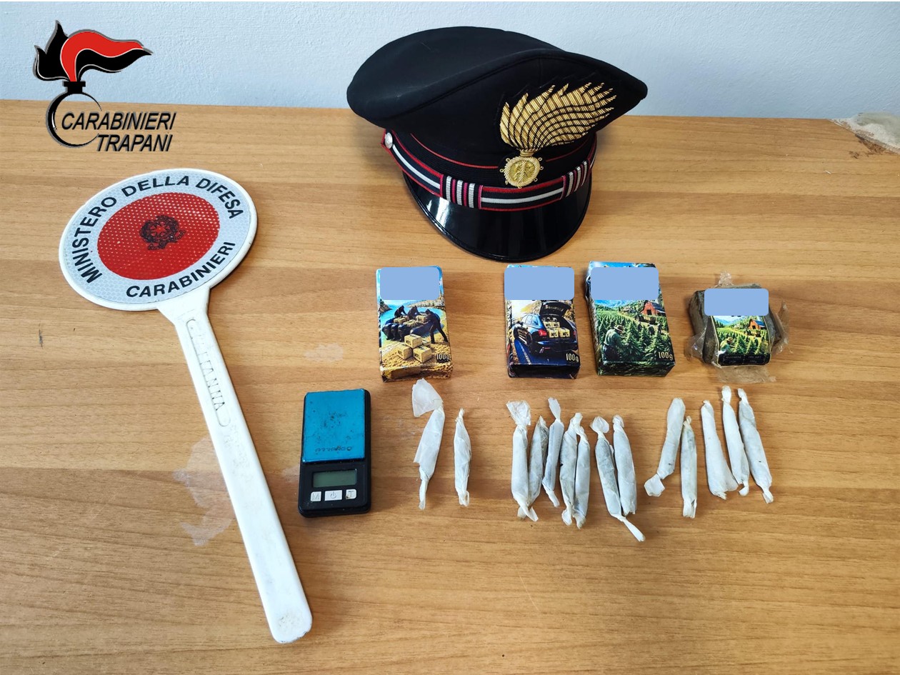 Partanna: getta dalla finestra droga e bilancino, ma finisce in manette
