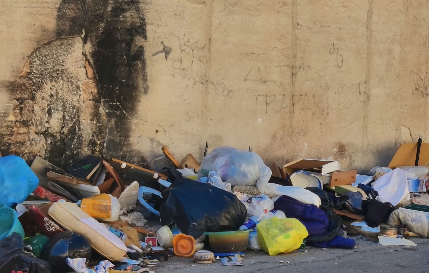 Trapani, rifiuti in via Verdinois tra due scuole: “Serve una soluzione sul PEF-TARI”