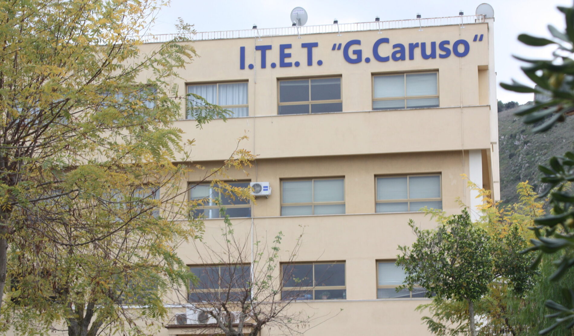 Alcamo, aggressione all’Itet Caruso: due collaboratori scolastici feriti da giovani