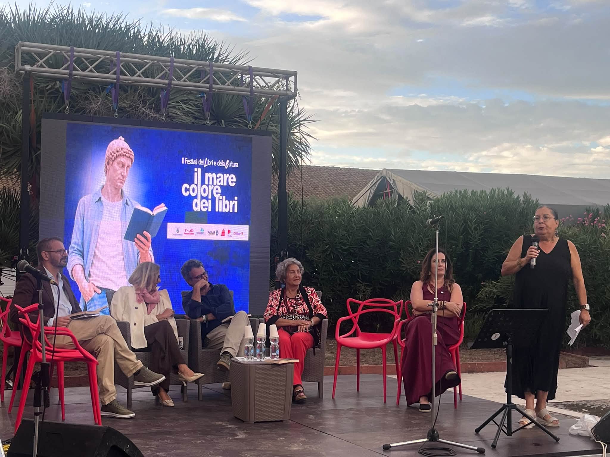 La Repubblica delle Donne con il giornalista Lauria a “Il Mare colore dei libri”. VIDEO