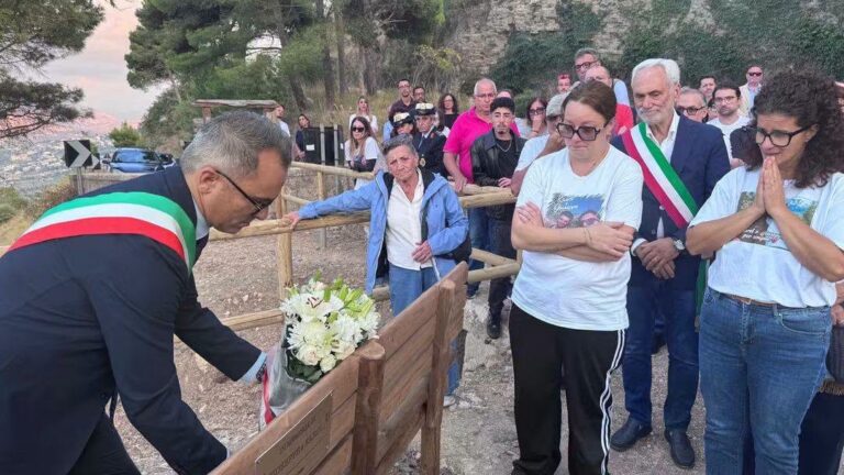 Erice, un defibrillatore e una panchina per ricordare Giuseppe e Karol
