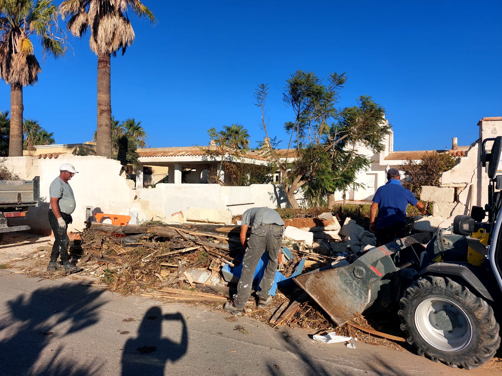 Tornado una settimana dopo: a Petrosino si continua a rimuovere detriti